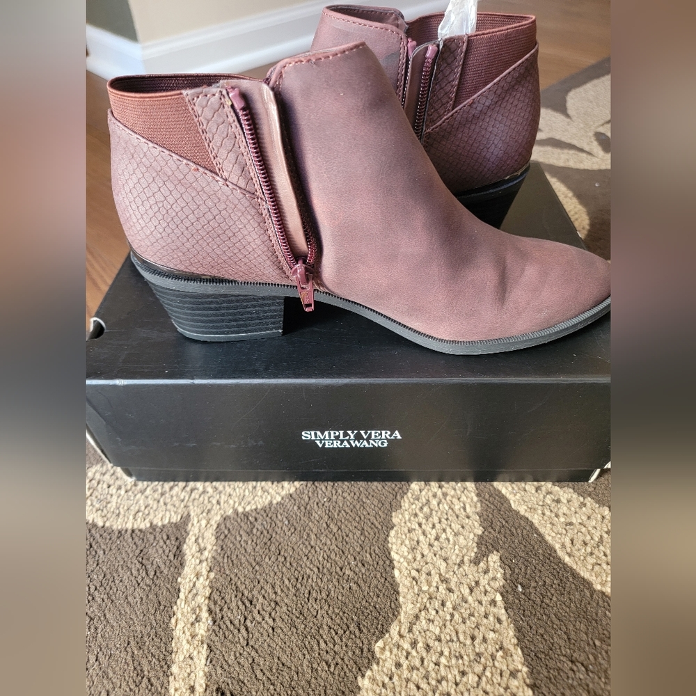 Simply Vera Wang brown booties size 8